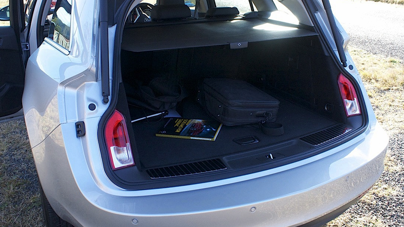 Illustration for article titled This Is Why Some Cars Have Secret Taillights Inside Their Trunks